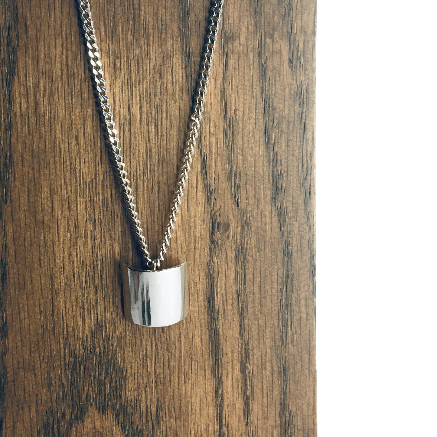 Silver necklace with Maeve pendant high gloss