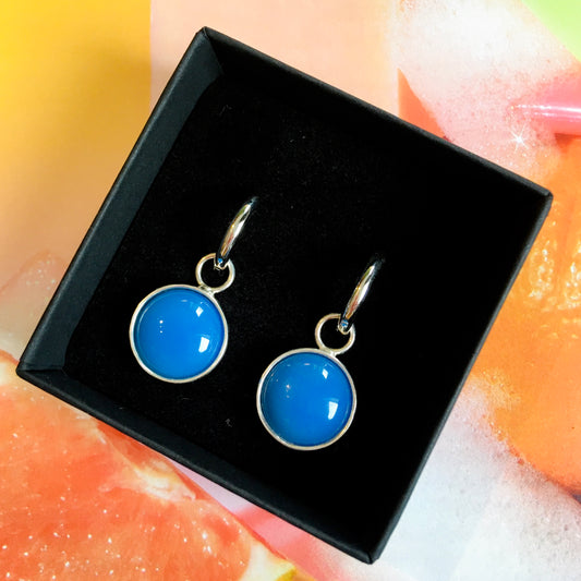Pop. Blue agate on round silver earrings