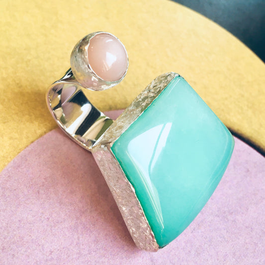 Pop. Ring with moonstone and chrysoprase