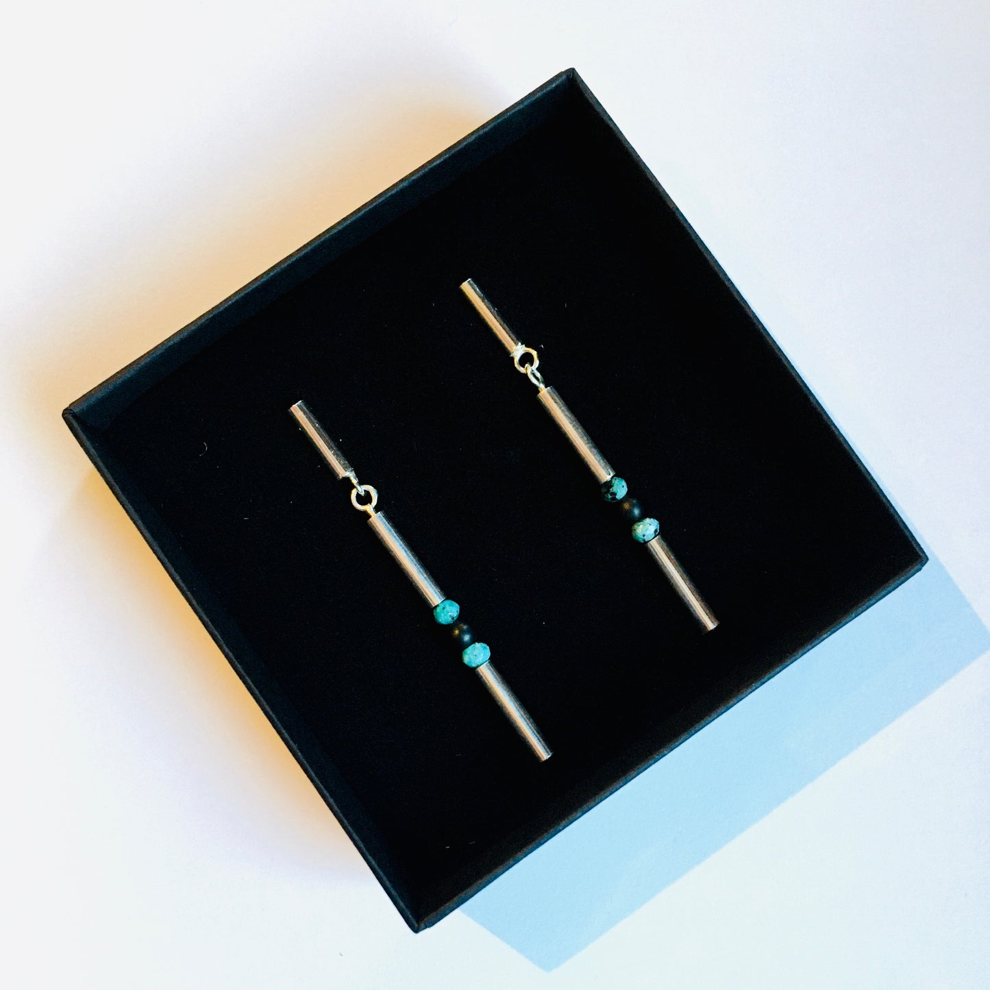 Brut. Silver earrings with green-blue and black agate